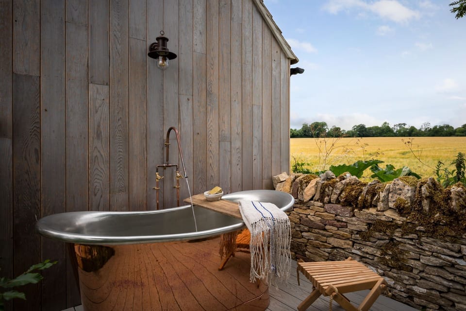 Apple Tree Cottage, Daglingworth outside bath - Stay Cotswold