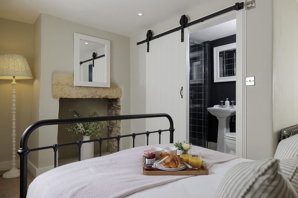 Flat 1 Martins House Bedroom 2 - StayCotswold