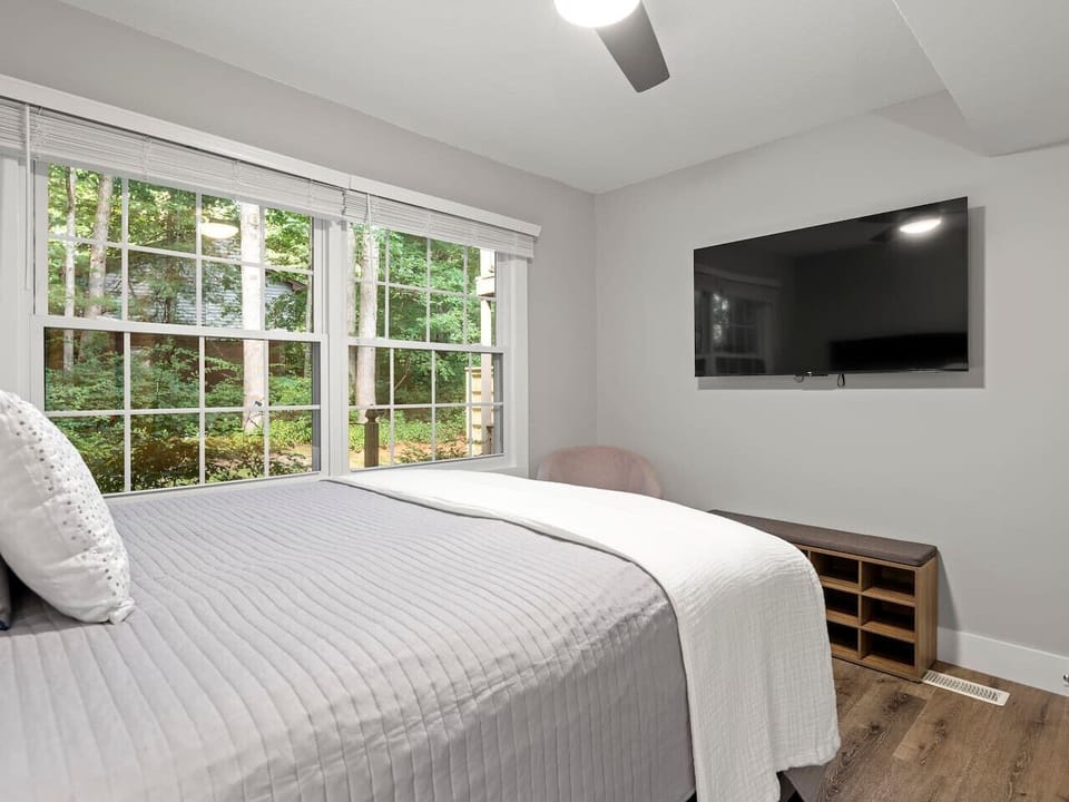 Downstairs Bedroom #2 W Smart TV