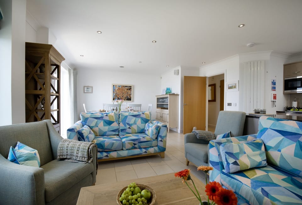 Tamarisk, Treyarnon Bay: Light-filled living space, where panoramic windows and sliding glass doors frame breathtaking views