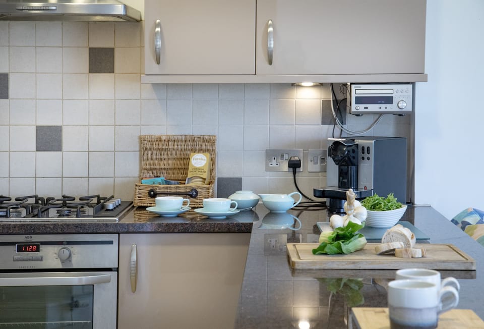 Tamarisk, Treyarnon Bay: Fully equipped kitchen with Nespresso coffee machine
