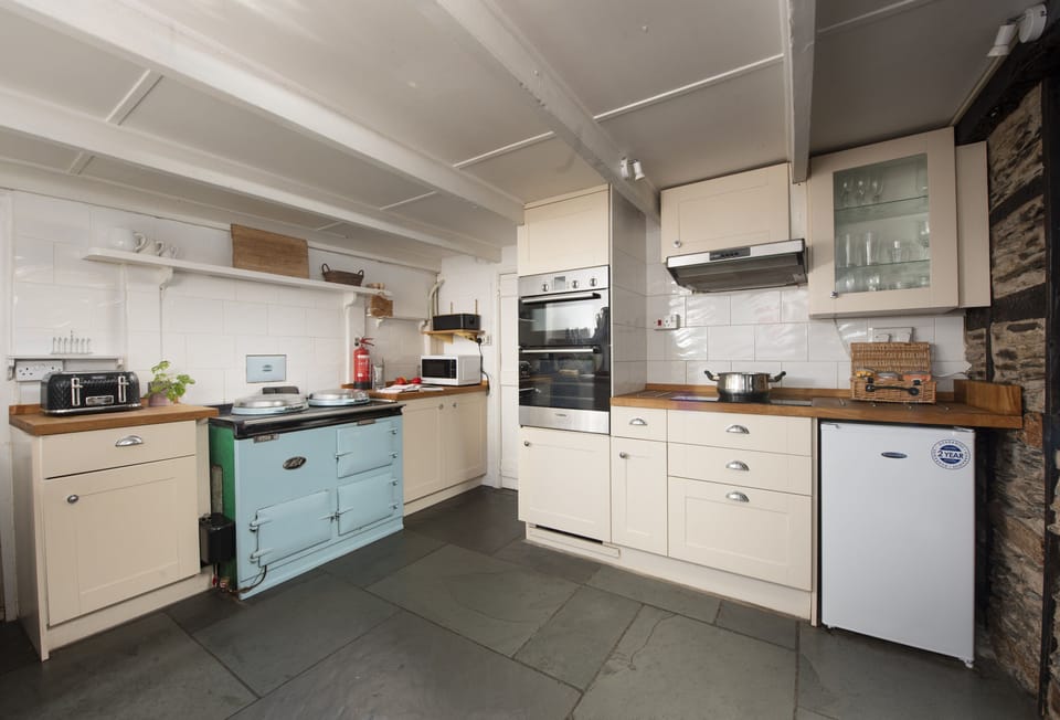 Primrose Cottage, Treyarnon Bay: Well-equipped country kitchen with a traditional AGA