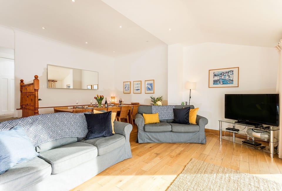 Bay View, Port Isaac: A spacious open-plan living/dining area with breath taking scenery.