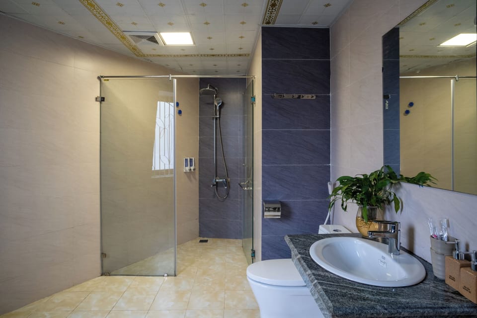 Panoramic Quadruple Room | Bathroom | Free toiletries, hair dryer, towels, shampoo