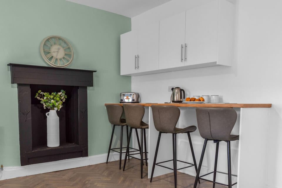 Breakfast bar in kitchen seats 4 People