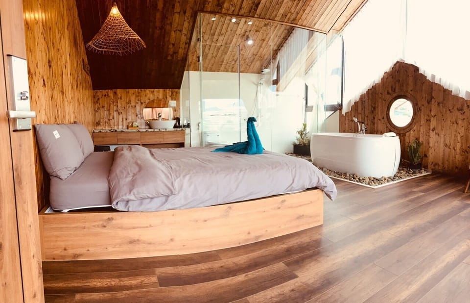 Double Room, Bathtub | Blackout drapes, free WiFi, bed sheets