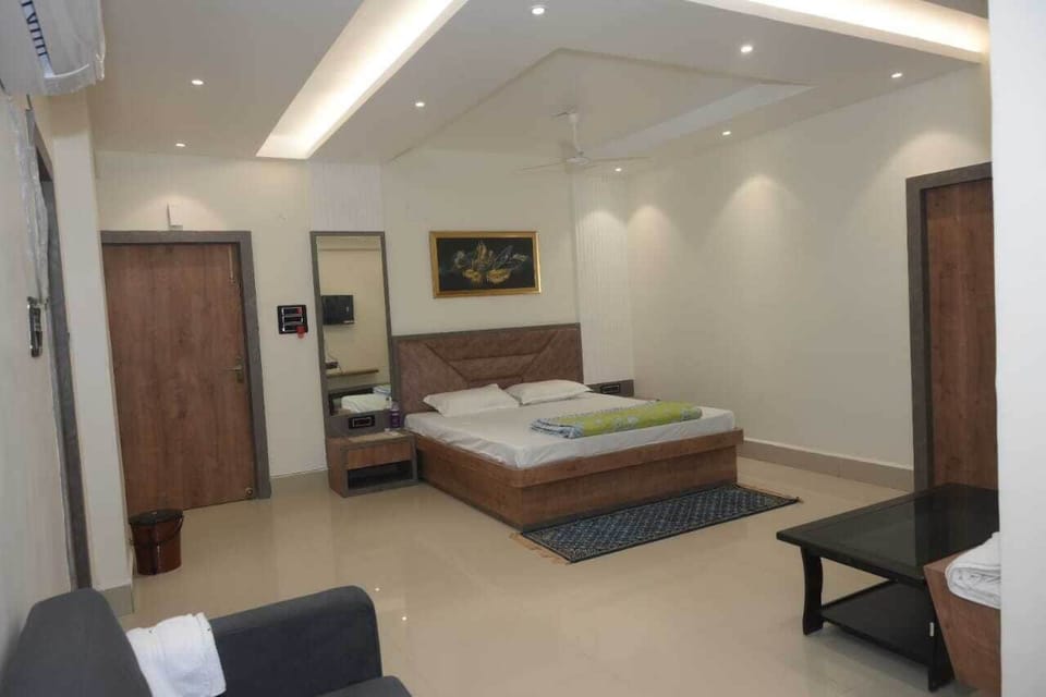 Superior Room, 1 King Bed, City View | Down comforters, pillowtop beds, desk, laptop workspace