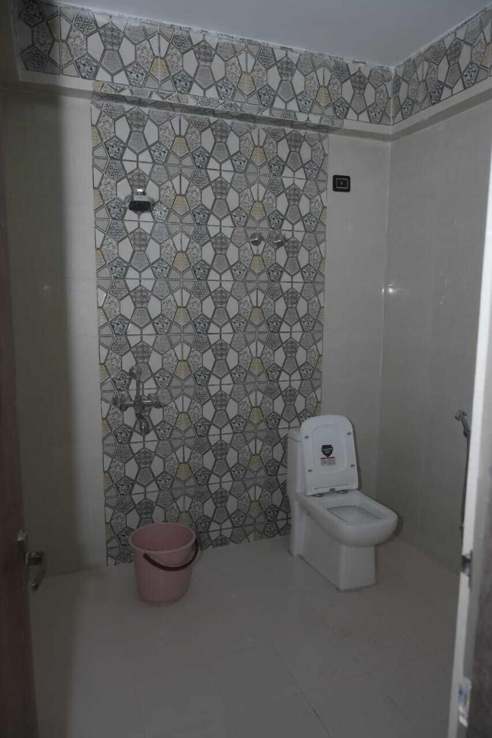Deluxe Room, 1 Twin Bed, City View, Ground Floor | Bathroom | Separate tub and shower, hydromassage showerhead, free toiletries