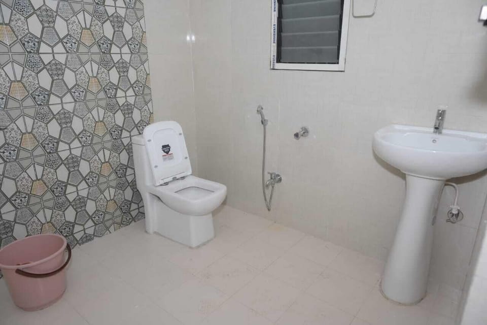 Separate tub and shower, hydromassage showerhead, free toiletries