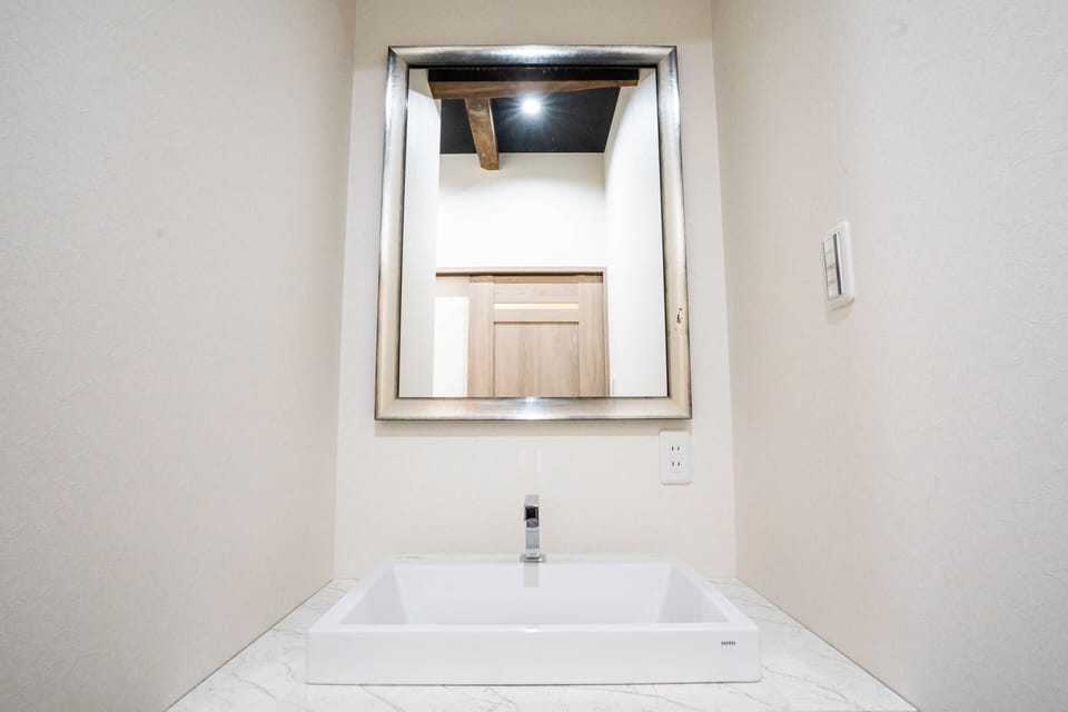Deluxe Room | Bathroom | Shower, hair dryer, slippers, towels