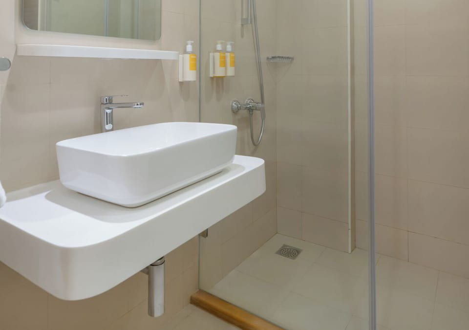 Shower, rainfall showerhead, free toiletries, hair dryer