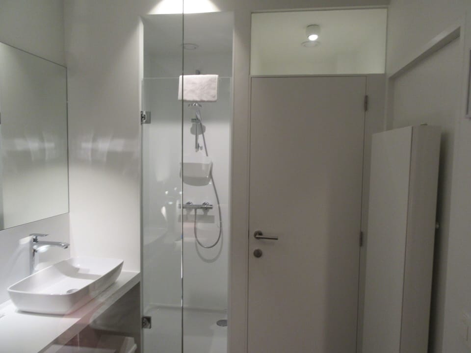 Deluxe Twin Room | Bathroom | Shower, hair dryer, soap, shampoo