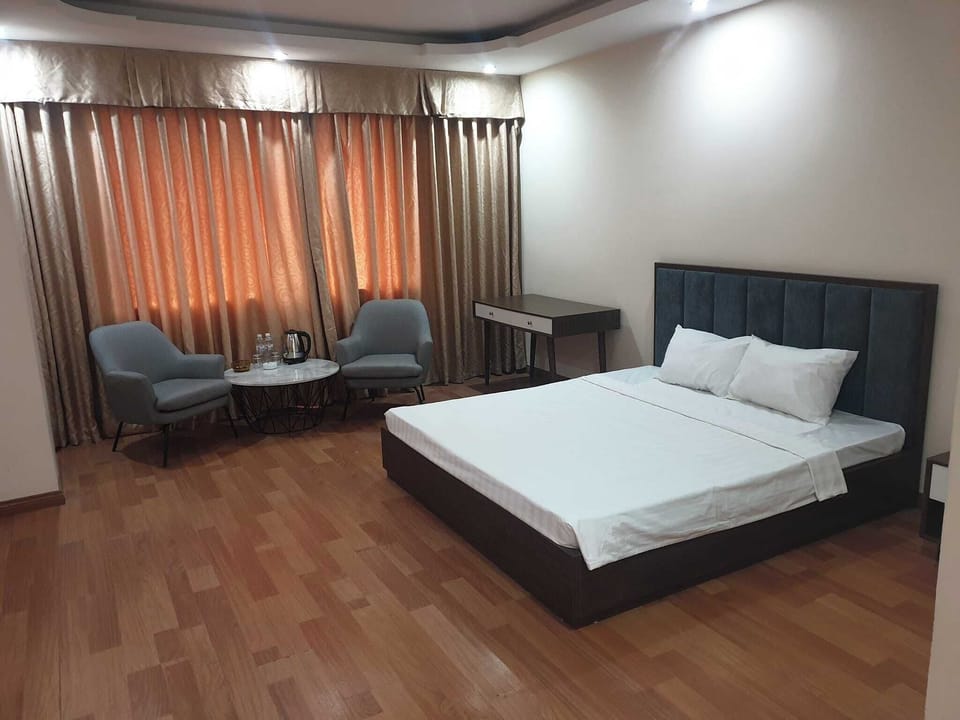 Superior Double Room, City View | Living area