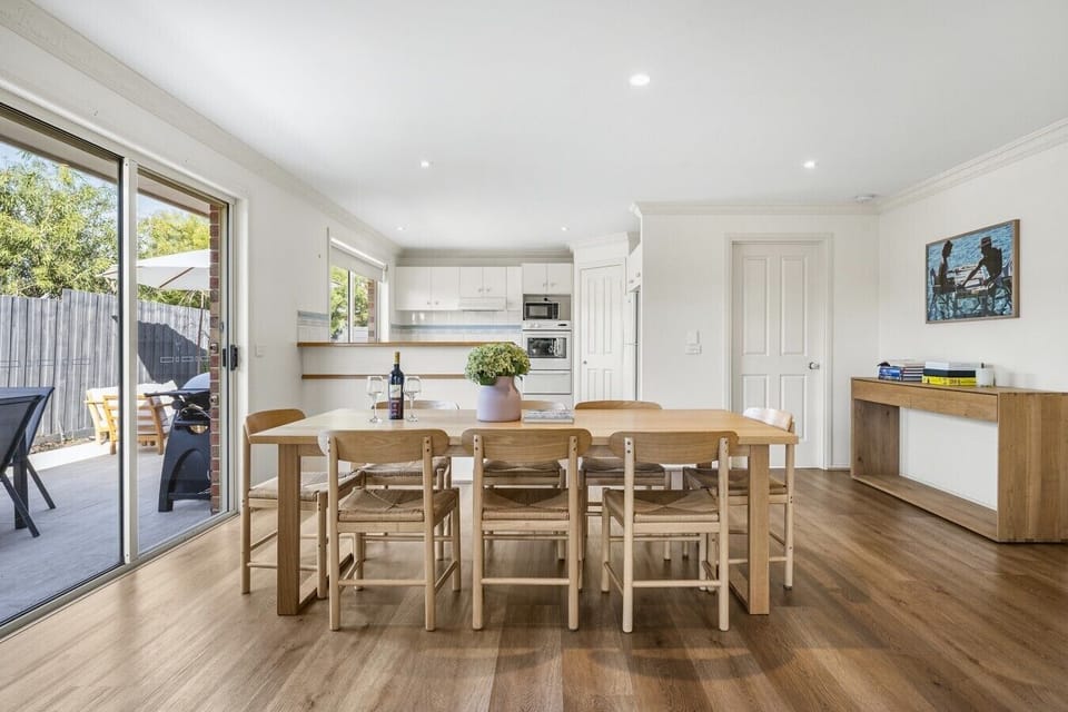 Modern simplicity meets warm dining, creating a comfortable holiday flow.
