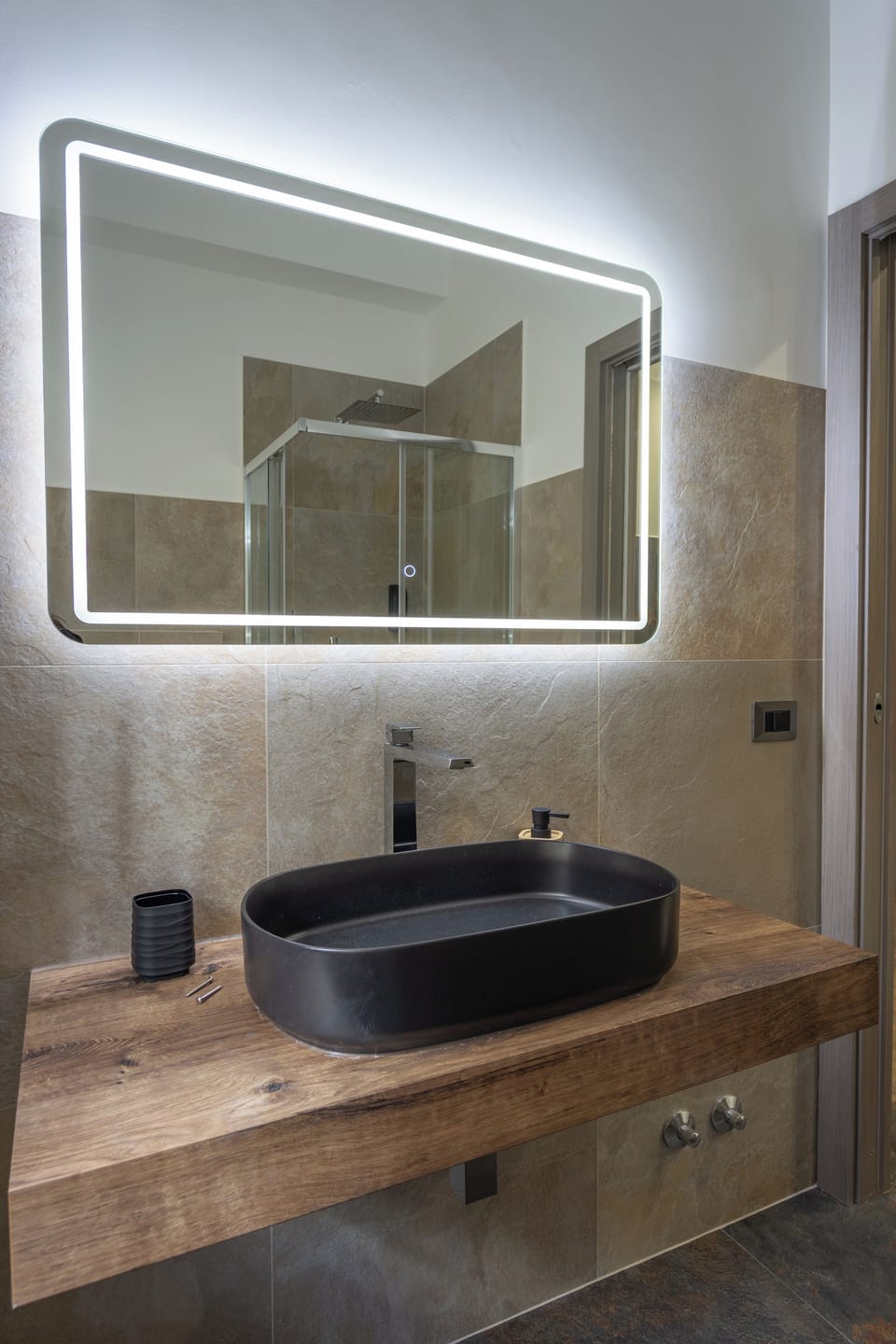 Suite | Bathroom | Hair dryer, towels, soap, shampoo