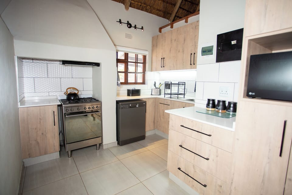 Deluxe Double Room | Private kitchen | Full-size fridge, microwave, oven, stovetop