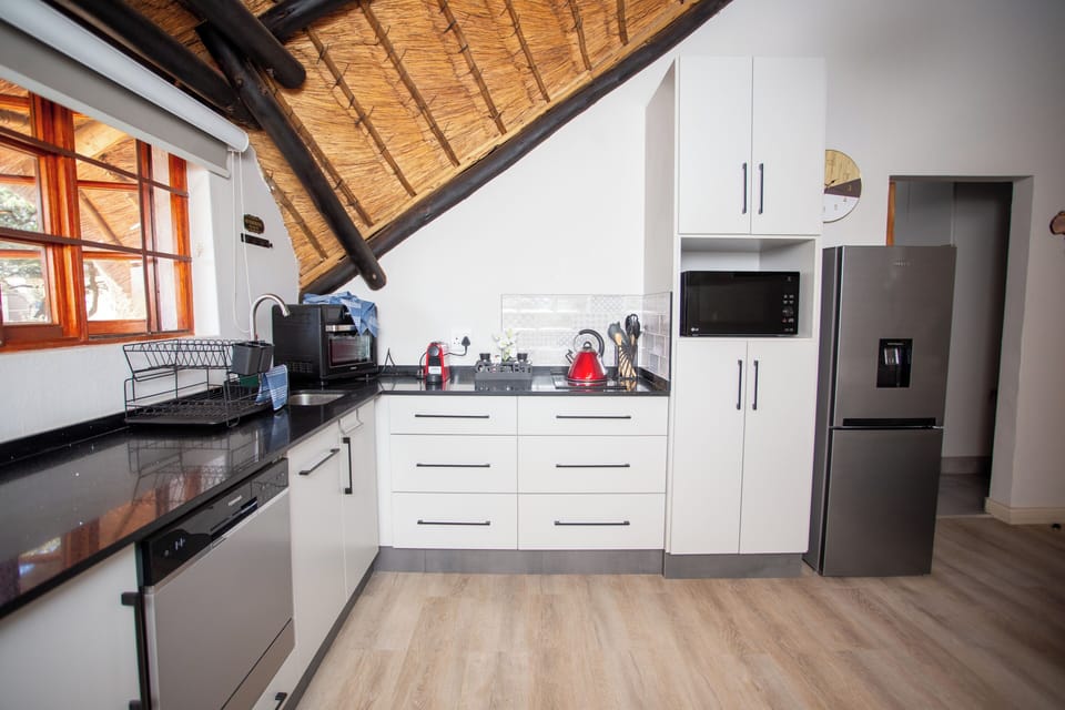 Comfort Double Room | Private kitchenette | Full-size fridge, microwave, oven, stovetop
