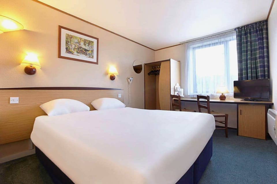 Standard Double Room | Iron/ironing board, free WiFi