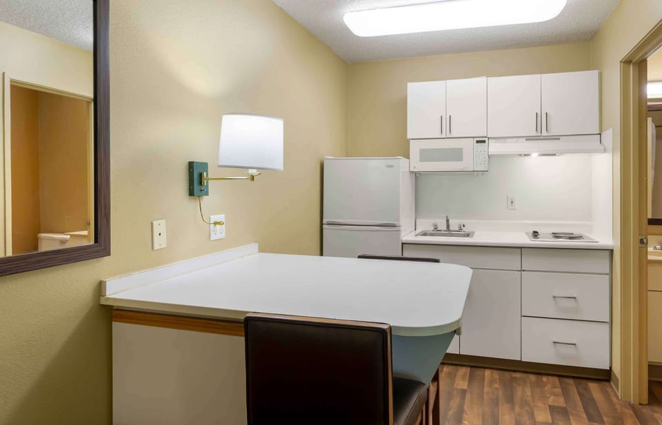 Full-size fridge, microwave, stovetop, coffee/tea maker