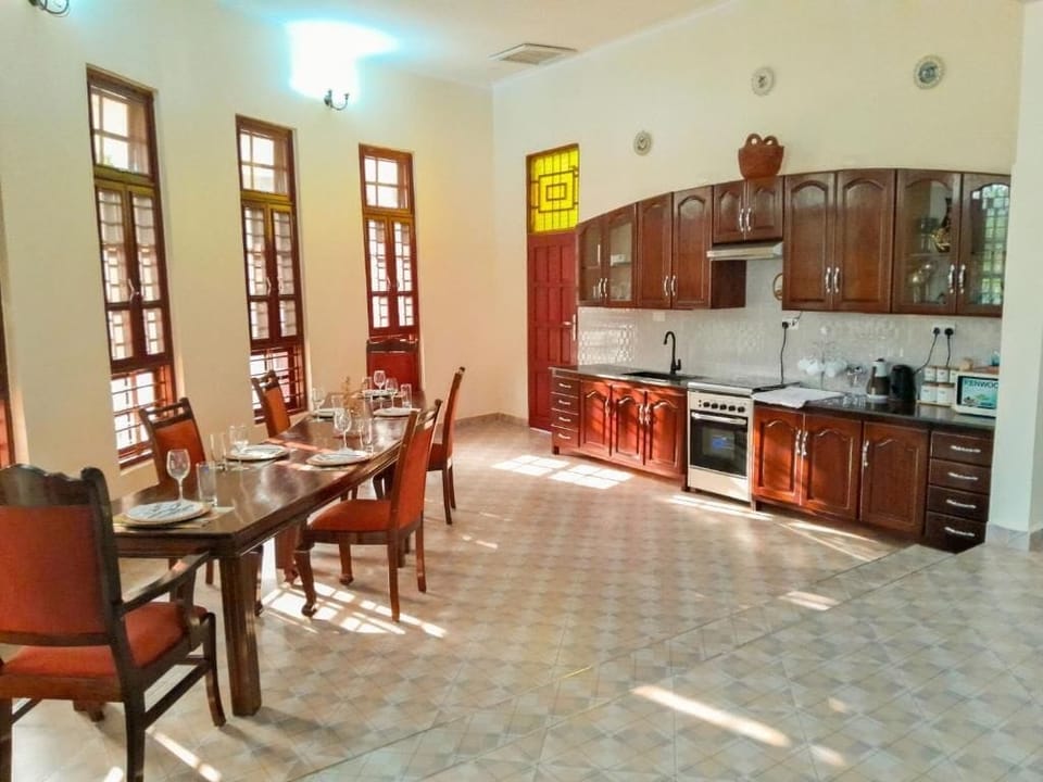 Luxury Villa, Garden View | In-room dining