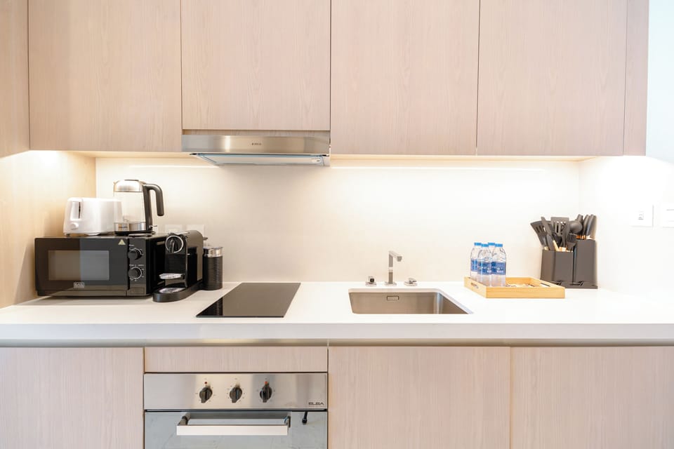 Luxury Apartment, 1 King Bed, Air conditioning, Sea View | Private kitchen | Full-size fridge, microwave, oven, stovetop