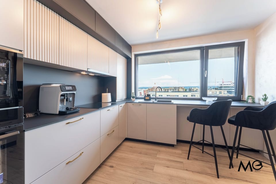 Deluxe Apartment, Mountain View | Private kitchen | Full-size fridge, microwave, oven, stovetop