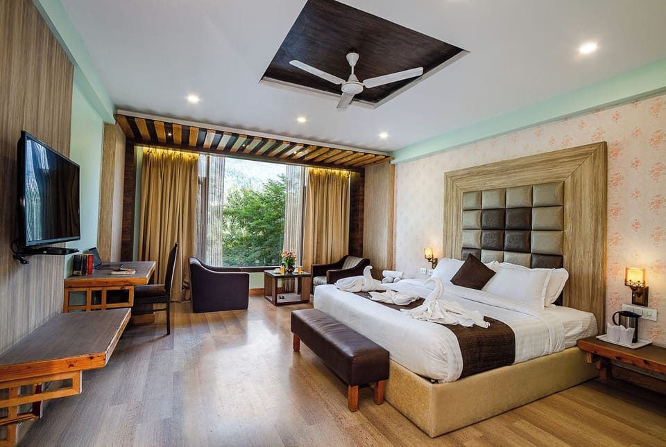 Premium Studio | Desk, laptop workspace, free WiFi
