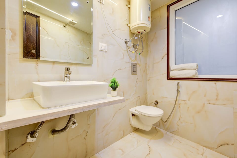 Triple Room, City View | Bathroom