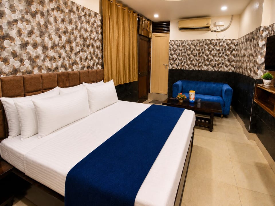 Executive Double Room | Laptop workspace, WiFi (free), bed sheets