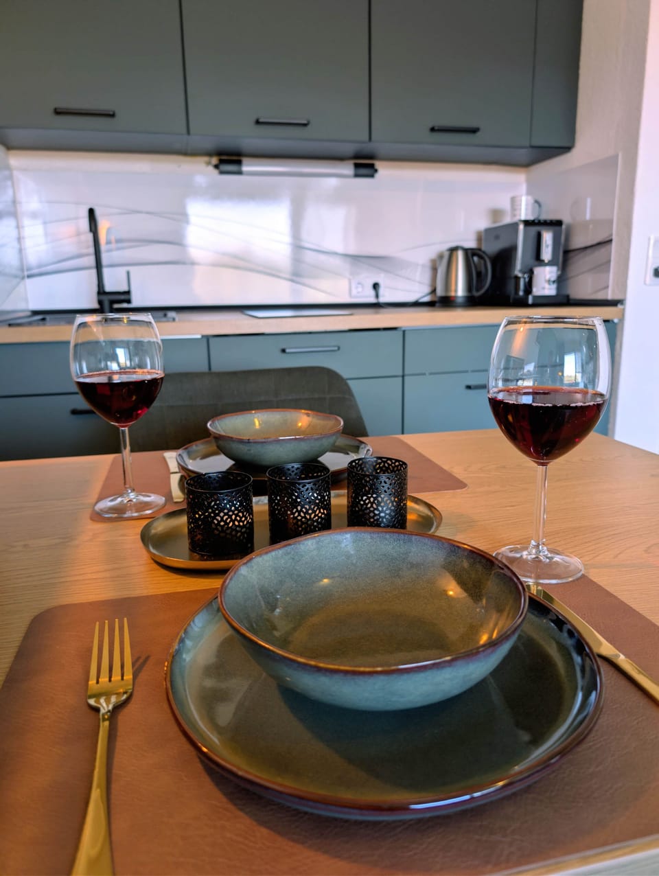 Dinner-Date im Harz: Genieße entspannte Abende mit unserem hochwertigen Steingut-Geschirr. Perfekt für ein gemütliches Abendessen nach einem langen Tag an der frischen Luft.