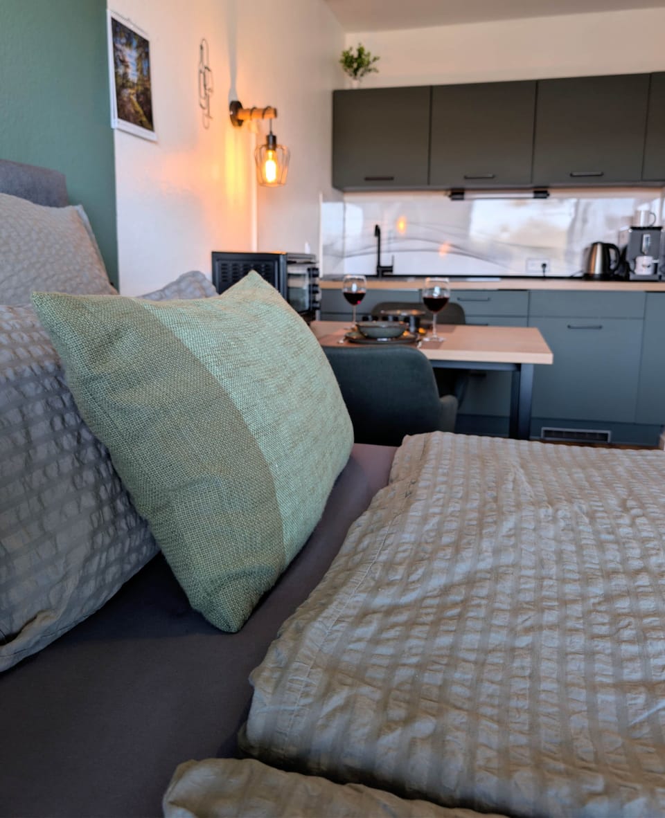 Morgengenuss pur: In unserer voll ausgestatteten Design-Küche erwartet dich ein hochwertiger Kaffeevollautomat für den perfekten Start in den Tag. Modernes Kochfeld und smarter Stauraum inklusive.
