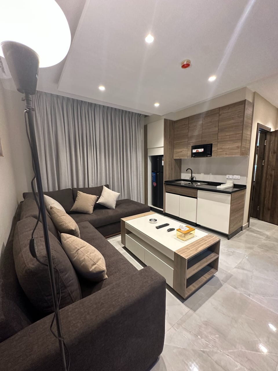 Apartment, 1 Bedroom, Accessible, Smoking | Living room
