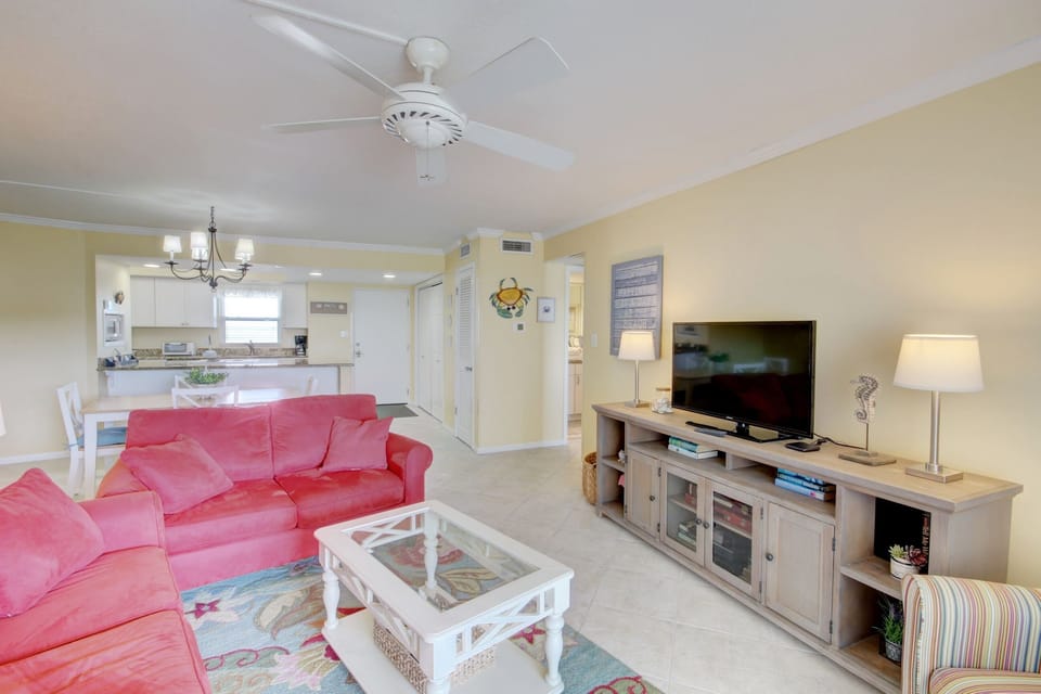 Condo, 1 Bedroom | Living area