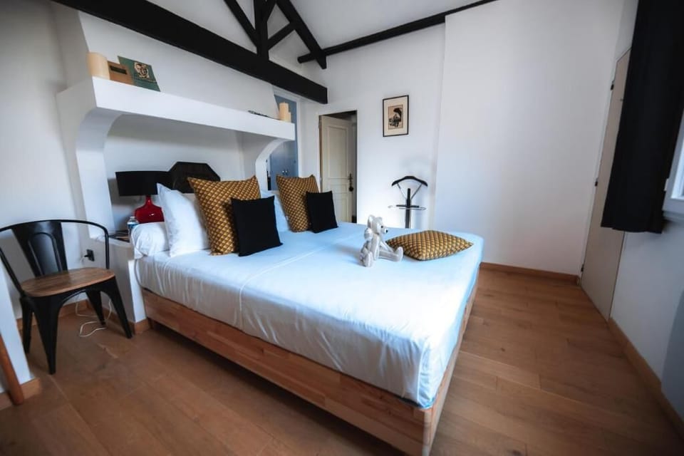 Blackout drapes, soundproofing, iron/ironing board, free WiFi
