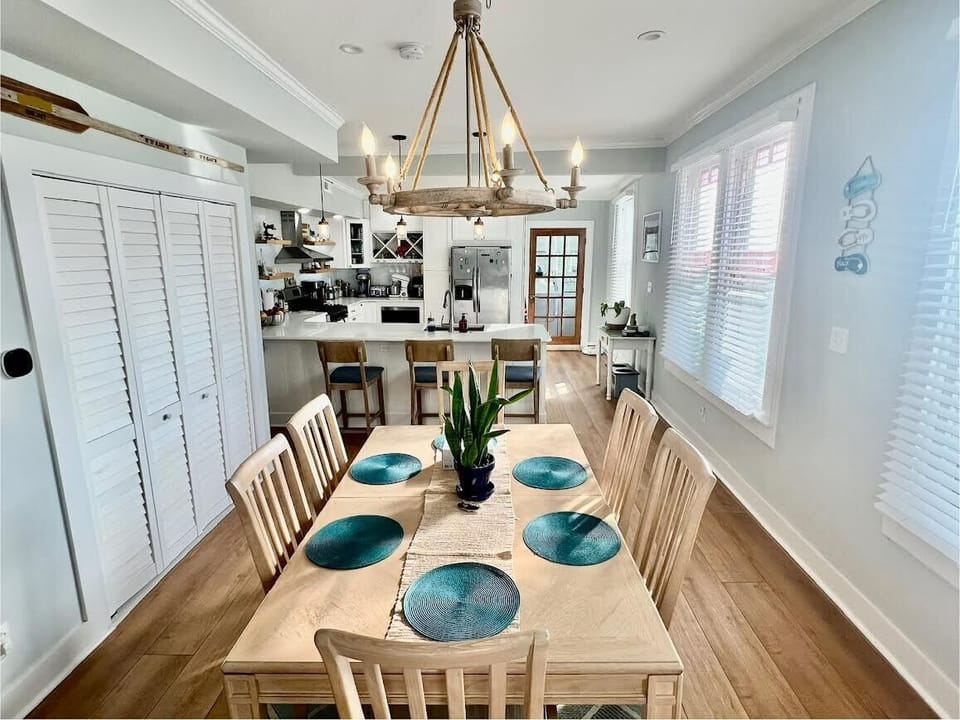 1st floor dining area facing kitchen and laundry area