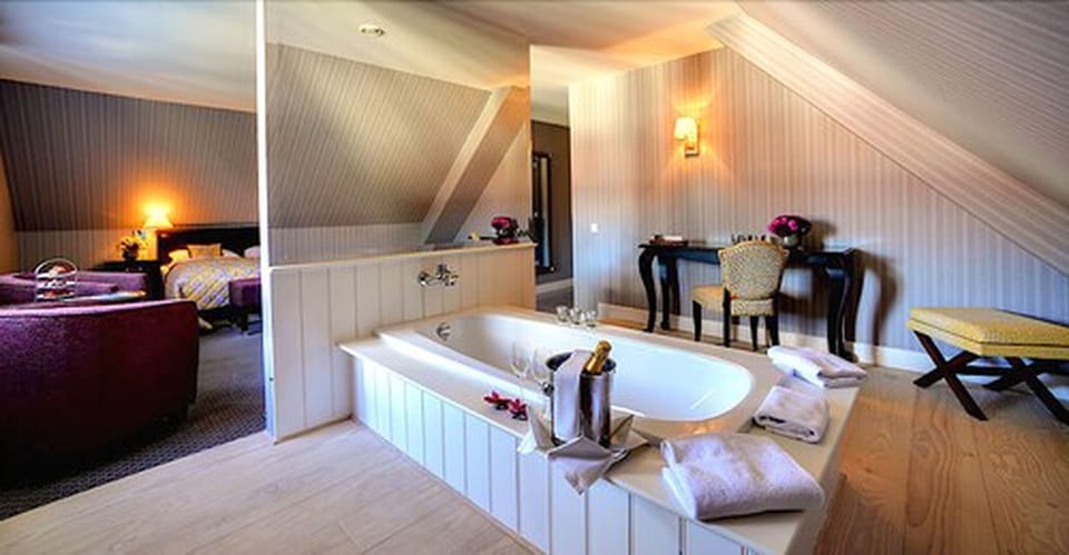 Deluxe Double Room | Bathroom | Shower, free toiletries, hair dryer, bathrobes