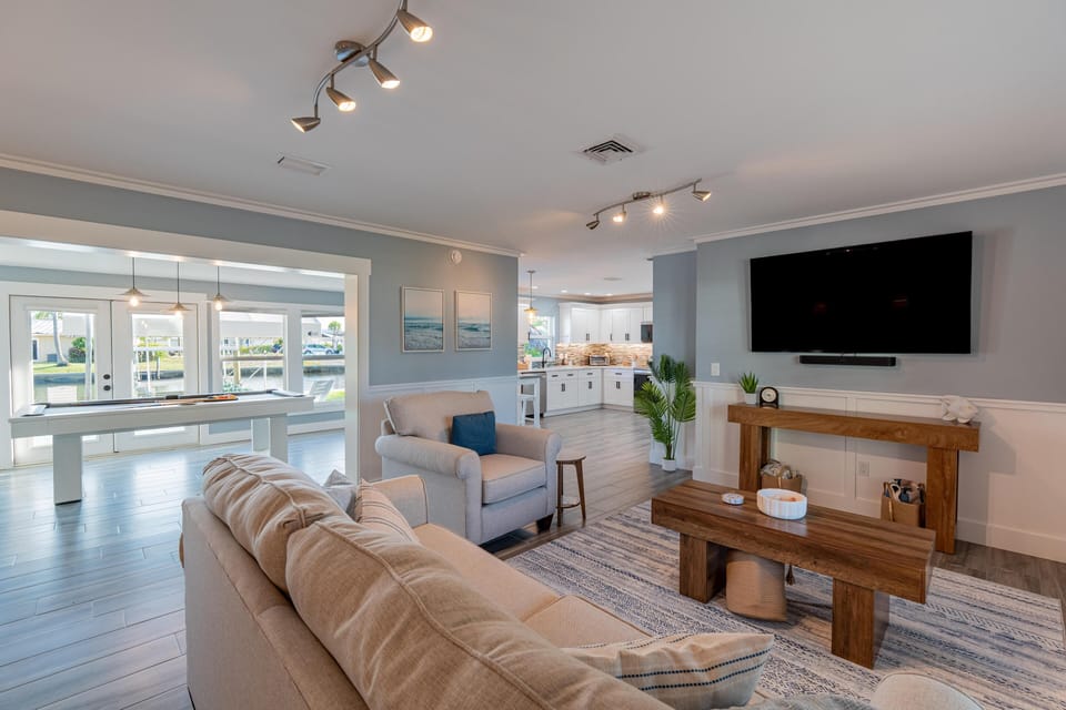 House, Multiple Beds (High Tide Hideaway) | Living area