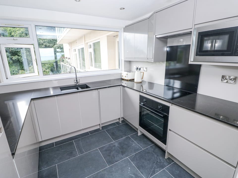 Cottage | Private kitchen | Dishwasher, cookware/dishes/utensils