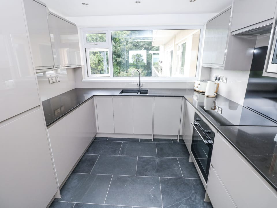 Cottage | Private kitchen | Dishwasher, cookware/dishes/utensils