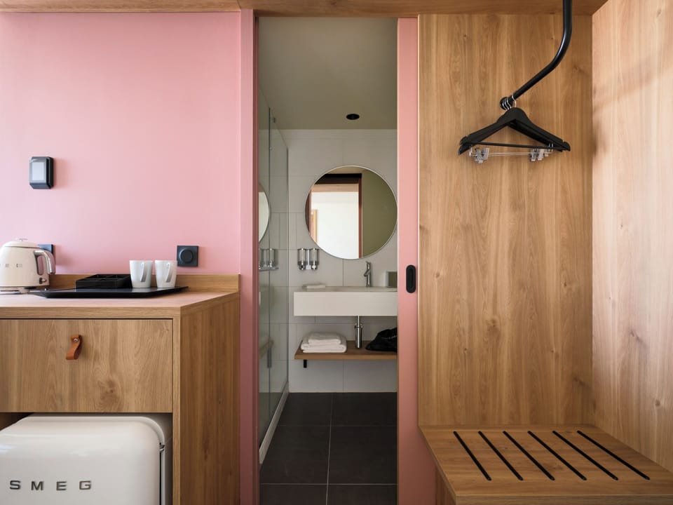 Room, 1 Queen Bed | Bathroom | Shower, rainfall showerhead, free toiletries, hair dryer