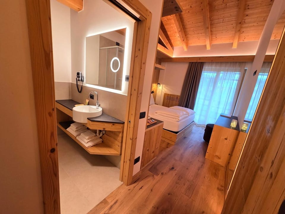 Standard Room, Balcony, Mountain View | Bathroom | Shower, rainfall showerhead, free toiletries, hair dryer