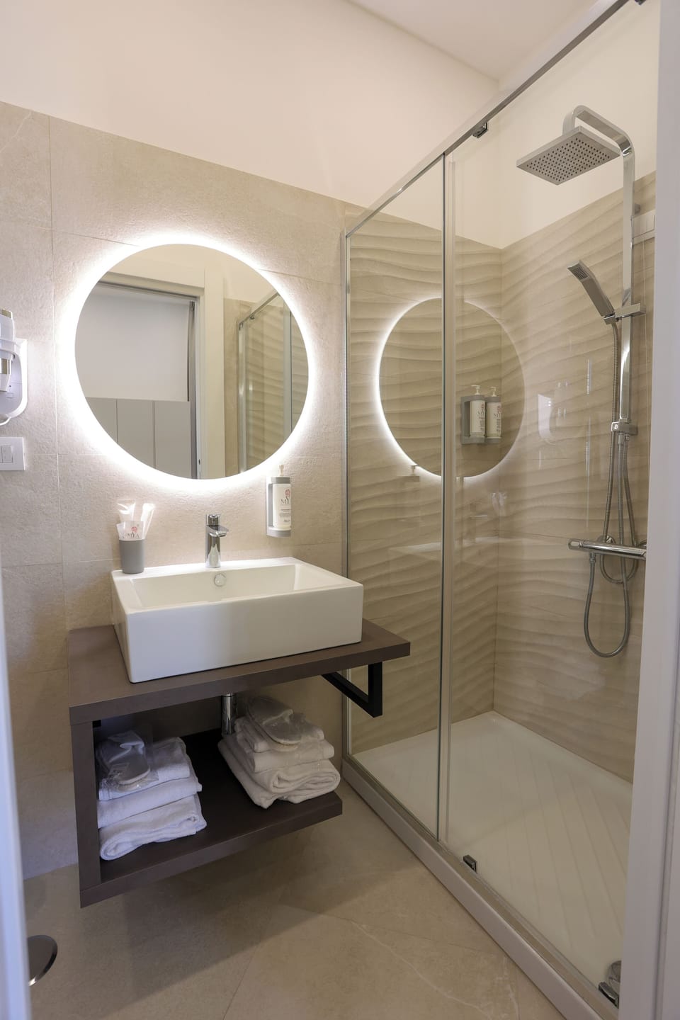 Superior Room, Balcony, City View | Bathroom | Shower, hair dryer, bidet, towels