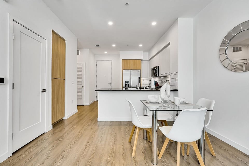 Mission Valley San Diego San Diego 1 Bedroom Dining Room
