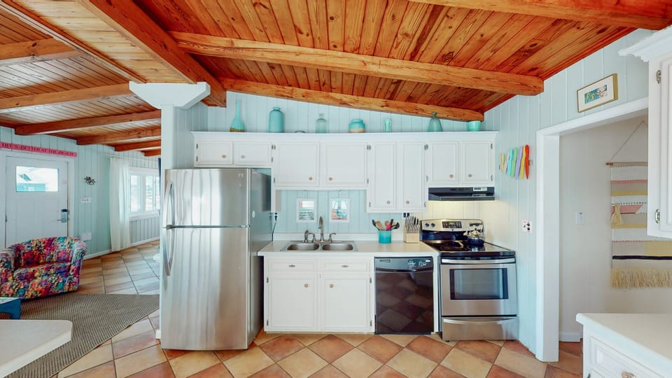 House, Multiple Beds, Balcony, Partial Ocean View (Foxie Moxies) | Private kitchen | Fridge, microwave, oven, stovetop
