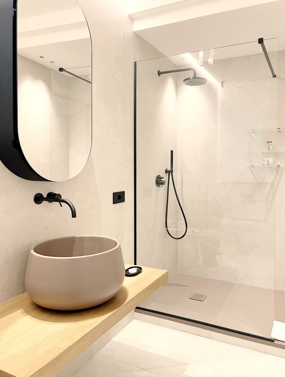 Deluxe Suite, Balcony | Bathroom | Free toiletries, hair dryer, slippers, bidet