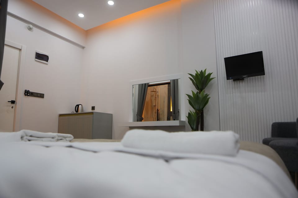 Minibar, desk, laptop workspace, free WiFi