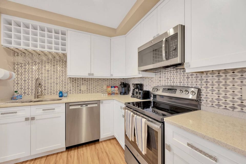Open concept, well equipped kitchen.