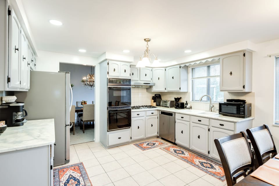 Kitchen | Main Level | Keurig & Drip Coffee Makers | Dishwasher | Cooking Basics