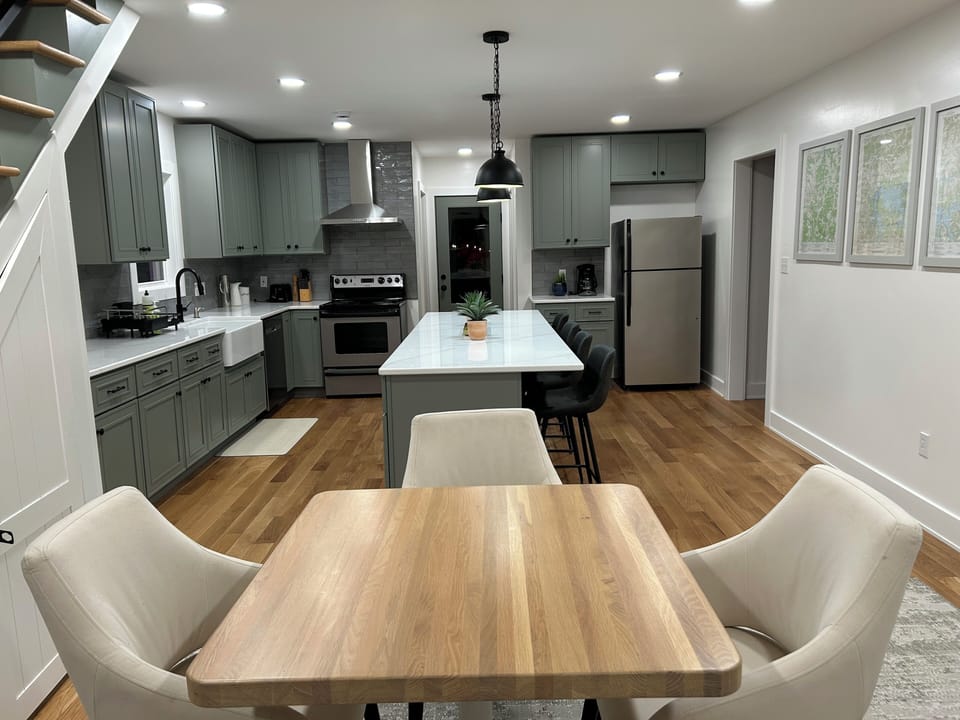 Kitchen & Dining - Stove, Dishwasher, Fridge, Coffee Maker, Toaster, Microwave