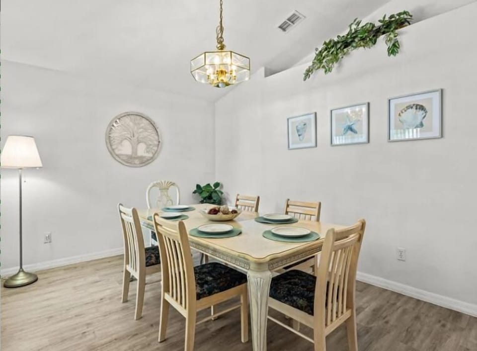 House | In-room dining